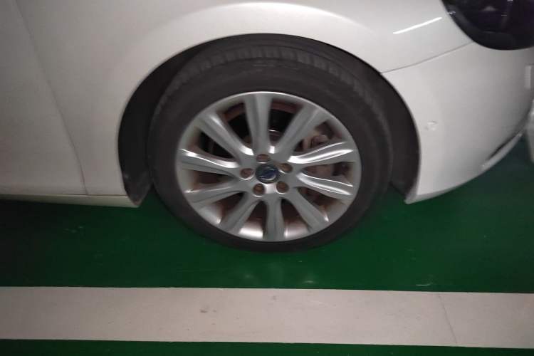 Used Volvo V40 2016 T4 Smart Luxury Edition Right Front Wheel Hub