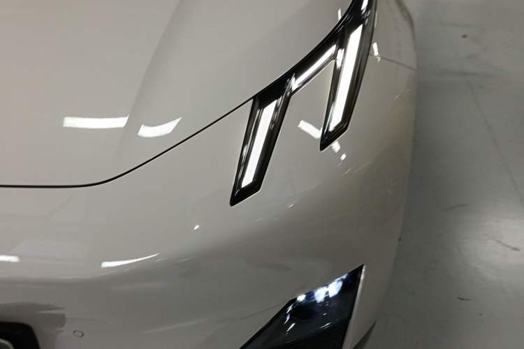 Used Lynk & Co Z20 2025 530 km Range Rear-Wheel Drive Max Left Front Headlight