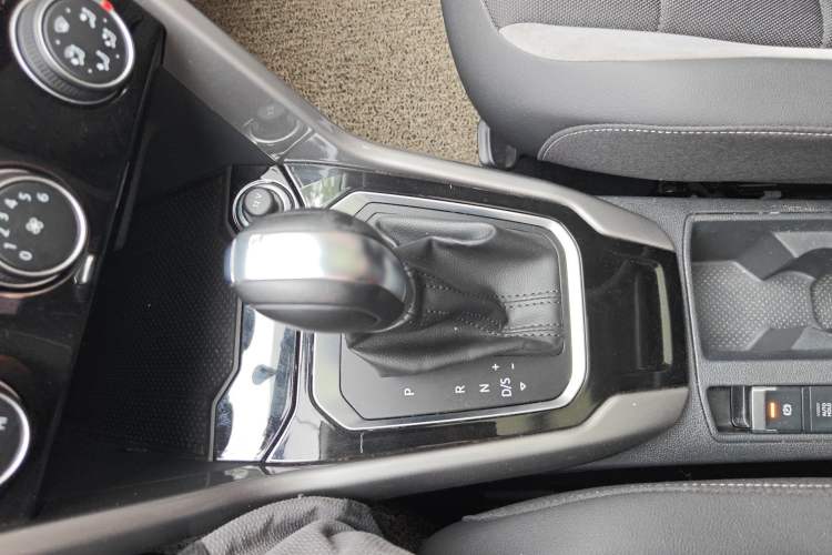 Used Volkswagen T-ROC 2021 Revised Version 280TSI DSG Two-Wheel Drive Elite Connect Edition Gear Lever