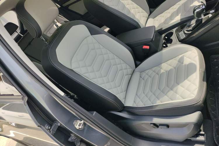 Used Volkswagen Tayron 2023 300TSI Two-Wheel-Drive Luxury Plus Advanced Edition Right Front Seat