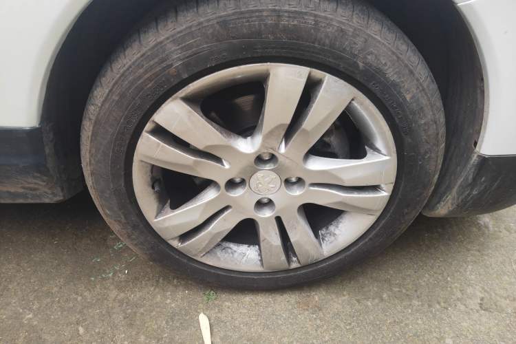 Used Peugeot 3008 2013 1.6THP Automatic Prestige Edition Right Front Wheel Hub