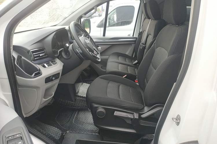 Used SAIC MAXUS Xintu V70 2023 2.0T Elite Edition Automatic Short Wheelbase Low Roof – 5/6 Seats