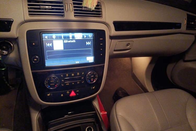 Used Mercedes-Benz R-Class 2014 R 400 4MATIC Business Model Audio And AC Panel