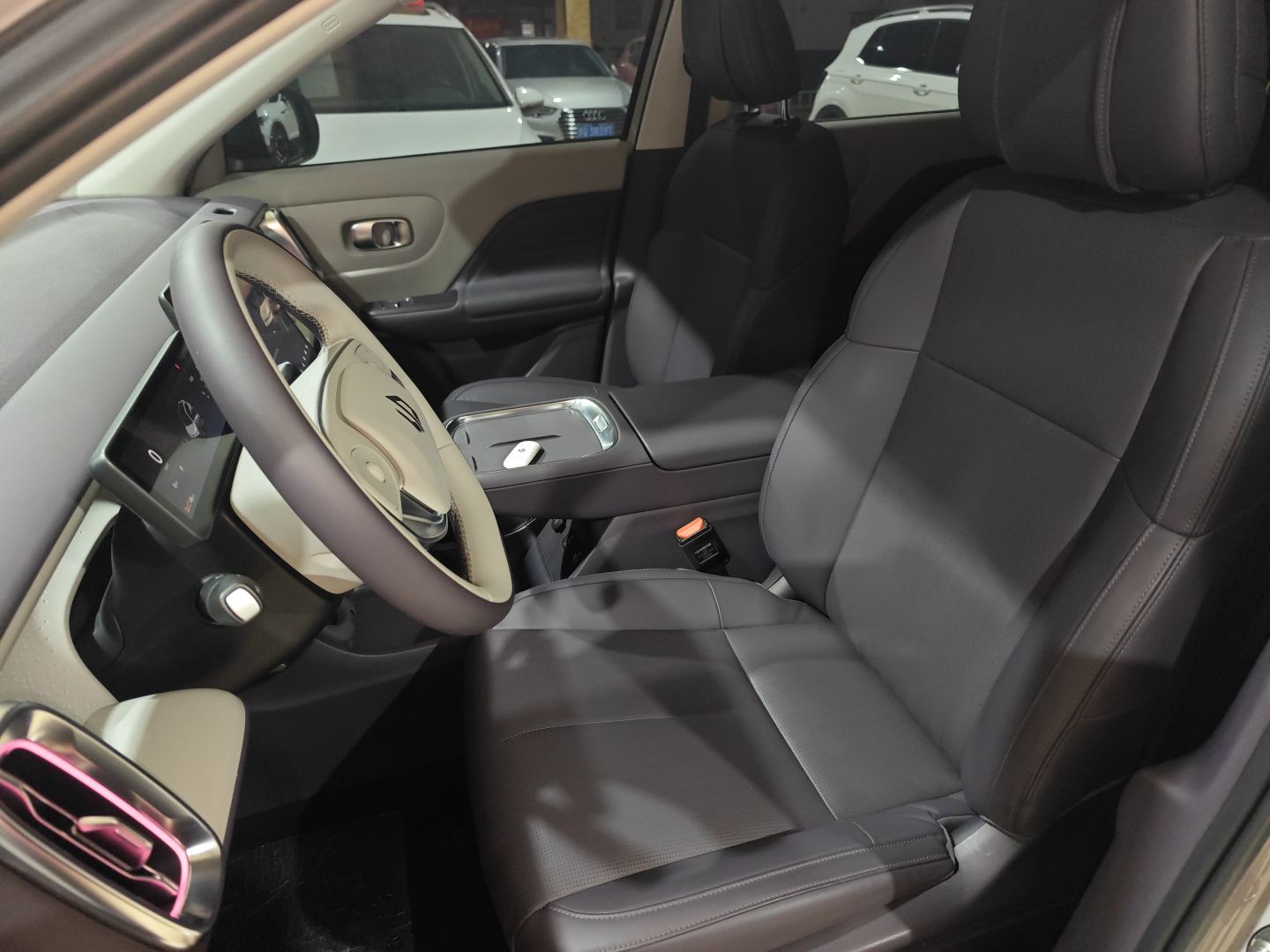 المقاعد الأمامية داخل السيارة