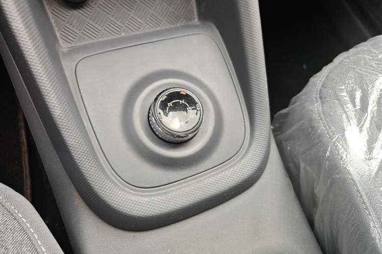 Used Wuling Hongguang New Energy 2024 All-Electric Model 300KM Standard Version Gear Lever