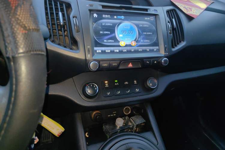 Used Kia Sportage R 2011 2.0L Manual Two-Wheel Drive GL Trim Audio And AC Panel