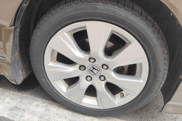 Used Honda Jade 2013 1.8L automatic Comfort version 5 seats Right Front Wheel Hub