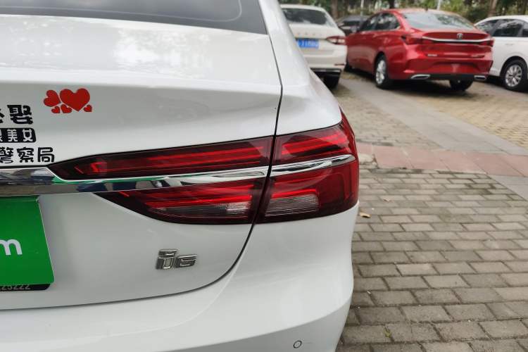 Used Roewe i6 2020 PLUS 1.6L Manual 4G Connect Glory Flagship Edition
