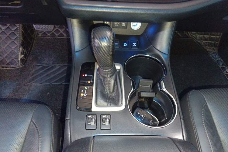 Used Toyota Highlander 2018 2.0T Four-Wheel Drive Luxury Version 7 Seats China VI Standard Gear Lever