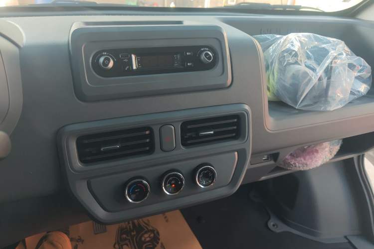 Used Wuling Yangguang 2024 300KM Comfort Version Passenger Van 75kW