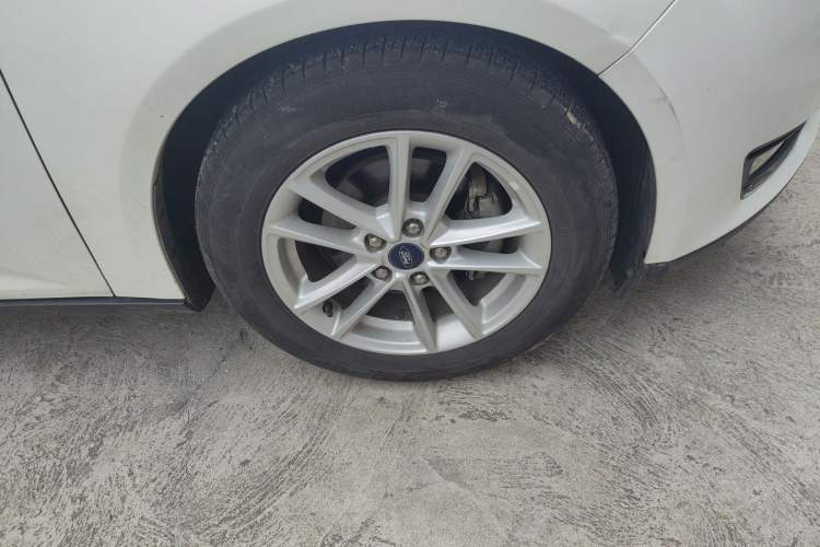 Used Ford Focus 2015 Sedan EcoBoost 125 Manual – Ultra-Style Edition Right Front Wheel Hub