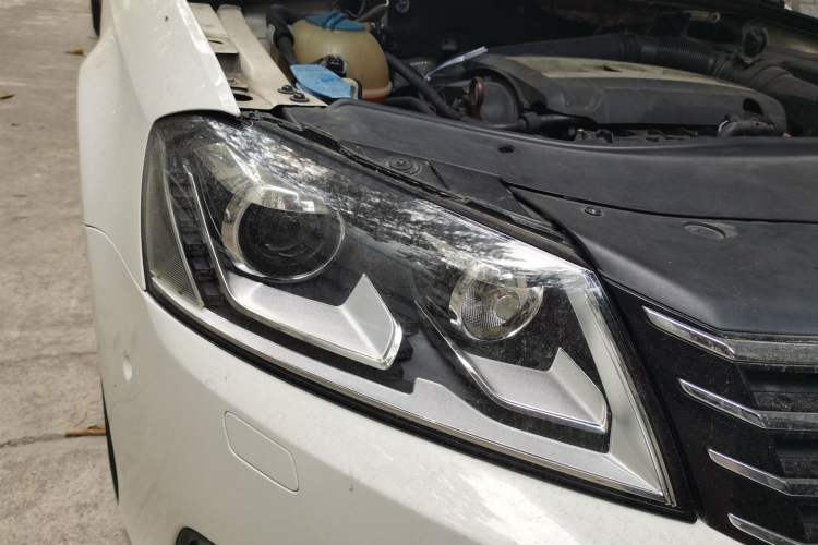 Used Volkswagen Magotan 2012 Travel Edition 2.0 TSI Luxury Version Right Front Headlight