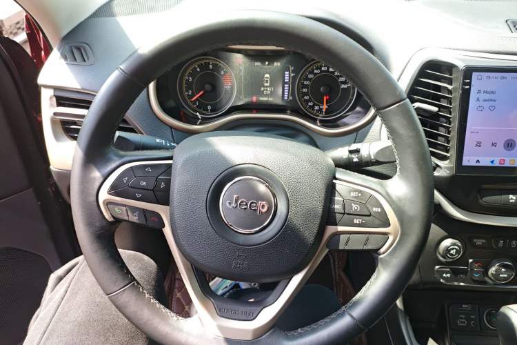 Used Jeep Cherokee 2016 2.4L Leading Edition
