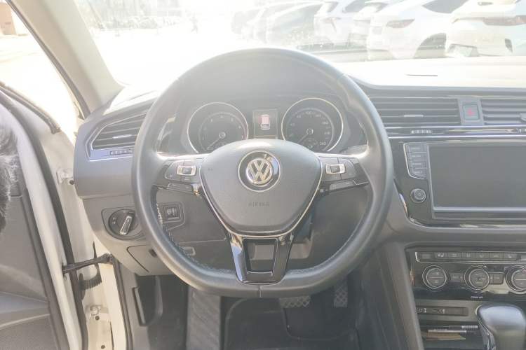 Used Volkswagen Tiguan L 2017 330TSI Automatic Two-Wheel Drive Luxury Edition Steering Wheel