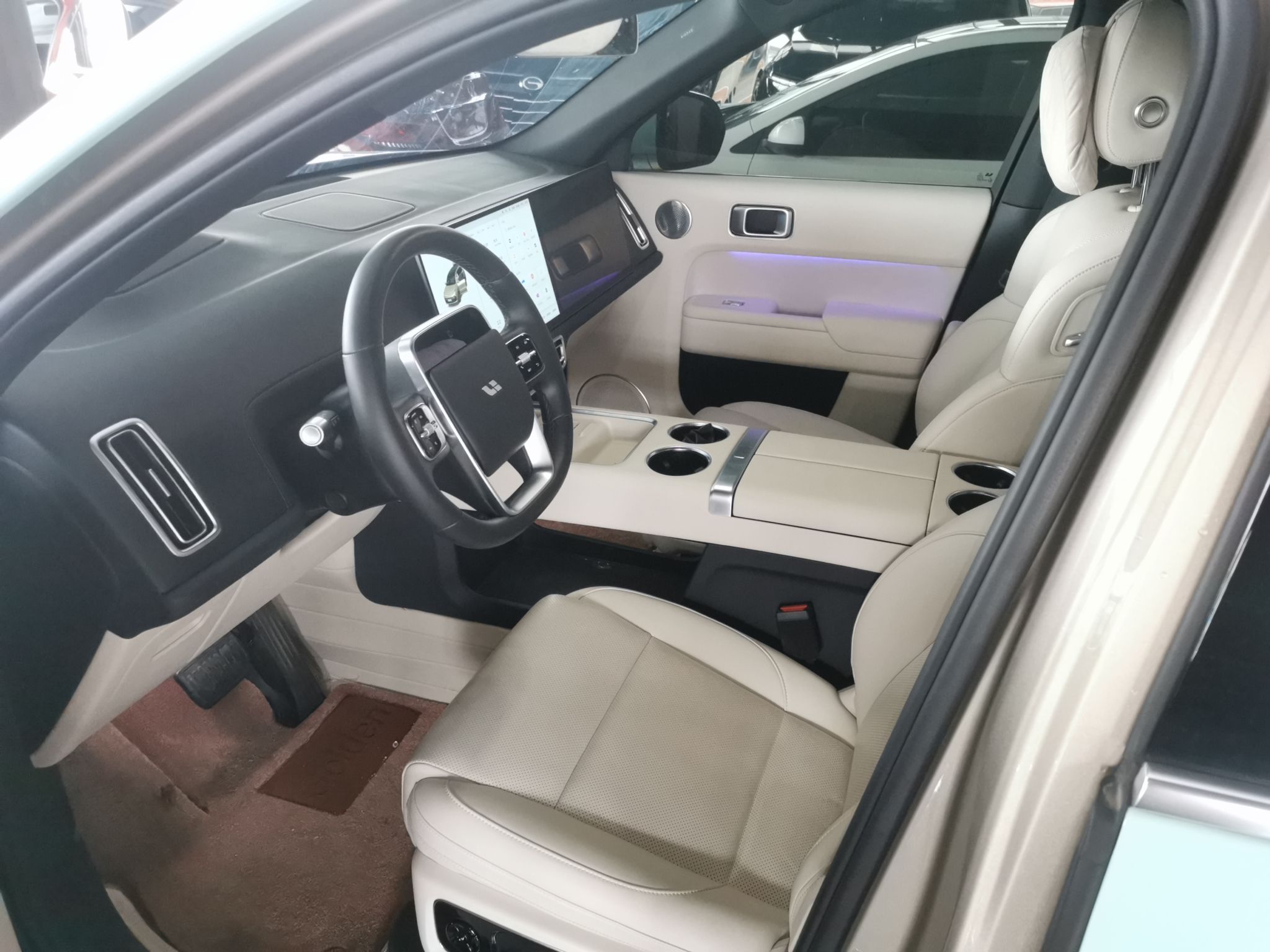 المقاعد الأمامية داخل السيارة