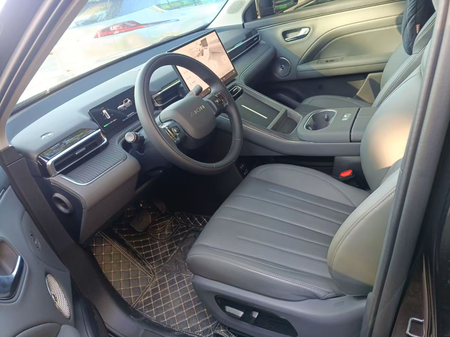 المقاعد الأمامية داخل السيارة