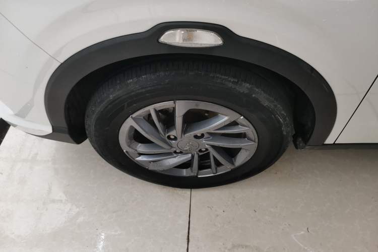 Used NETA V 2021 Standard Range Entertainment Version – Upgraded Model Left Front Wheel Hub