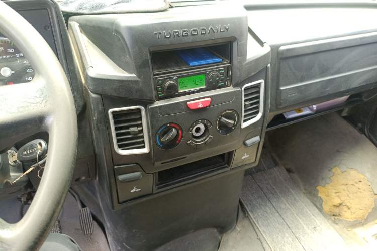 Used Iveco Daily 2017 2.5T A35 Passenger Van 5-7 Seats Model 47Z5 Audio And AC Panel