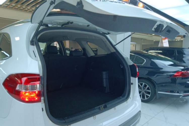 Used JMC Yusheng S350 2013 2.4T Automatic 2WD Diesel Luxury Edition 5 Seats
