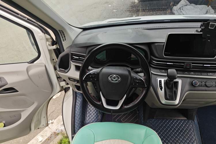 Used SAIC MAXUS Xintu V90 2022 2.0T Automatic Zhiyun King Rear-Drive Long Wheelbase High-Roof Design with Single Rear Tire—6/7 Seater
