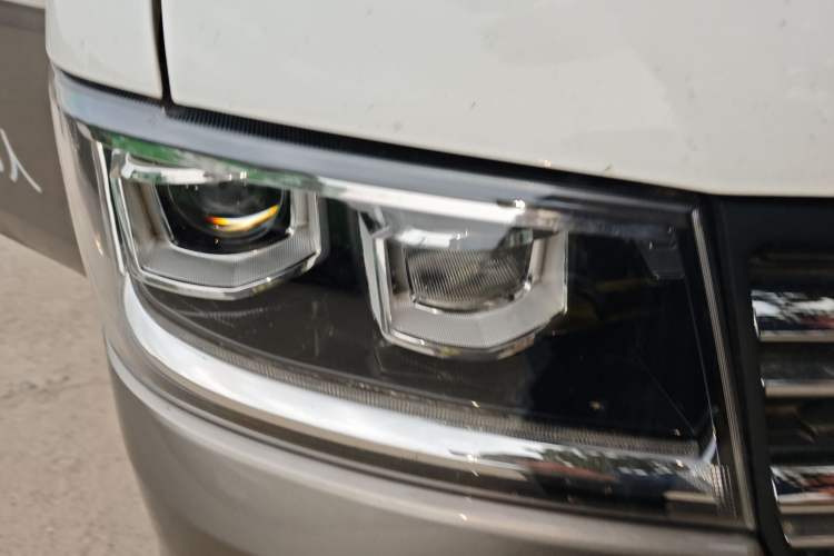 Used Jinbei New Hiace S 2023 1.5L Wealth Edition Passenger Van 5/6/7-Seater Central Air Conditioning Version SWC15M
