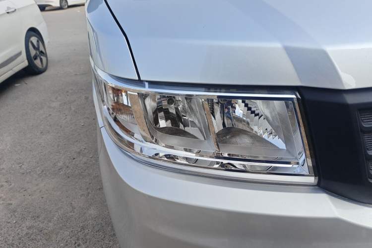 Used Wuling Rongguang New Truck 2023 1.5L Double-Cab Extended-Size Standard Version LAR Right Front Headlight