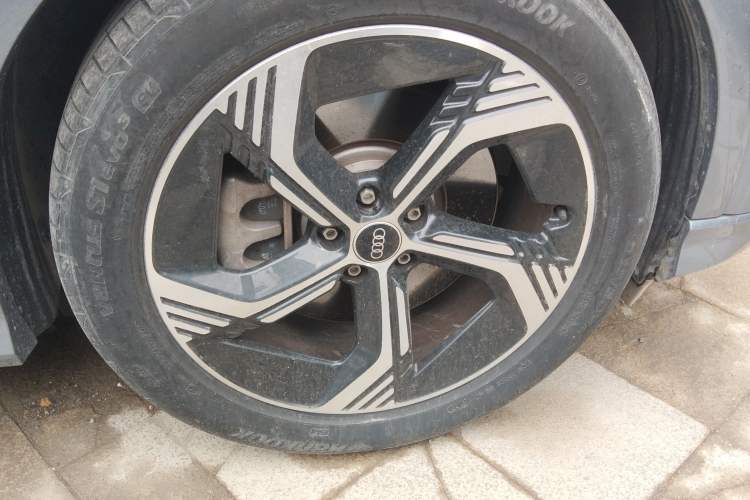 Used Audi Q4 e-tron 2023 50 e-tron quattro Visionary Edition Right Front Wheel Hub