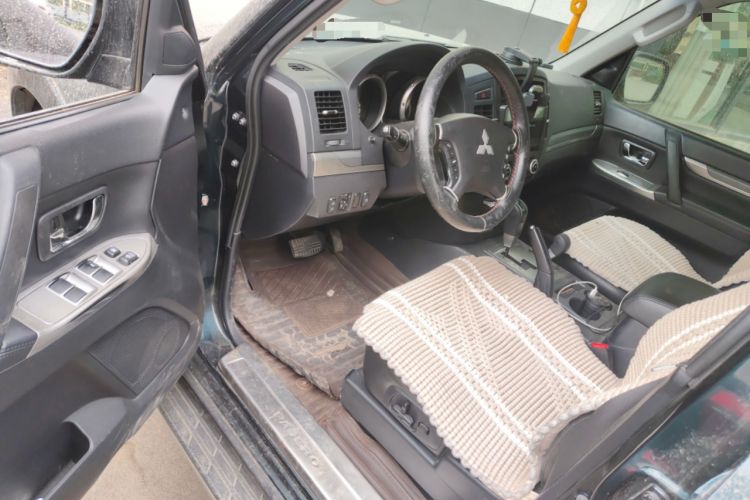 Used Mitsubishi Pajero 2012 3.0L Elite Edition Interior 3