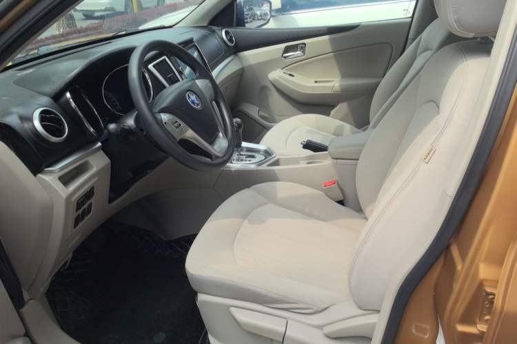 Used Venucia T70 2015 2.0L CVT Smart Choice Edition
