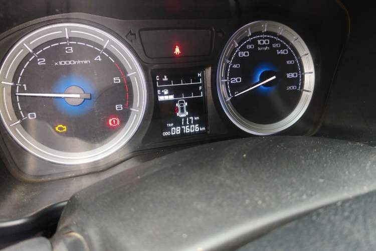 Used Isuzu JLM 2018 2.5T Two-Wheel Drive Diesel Luxury Version with Extended Cargo Bed JE4D25Q5A Odometer Close Up