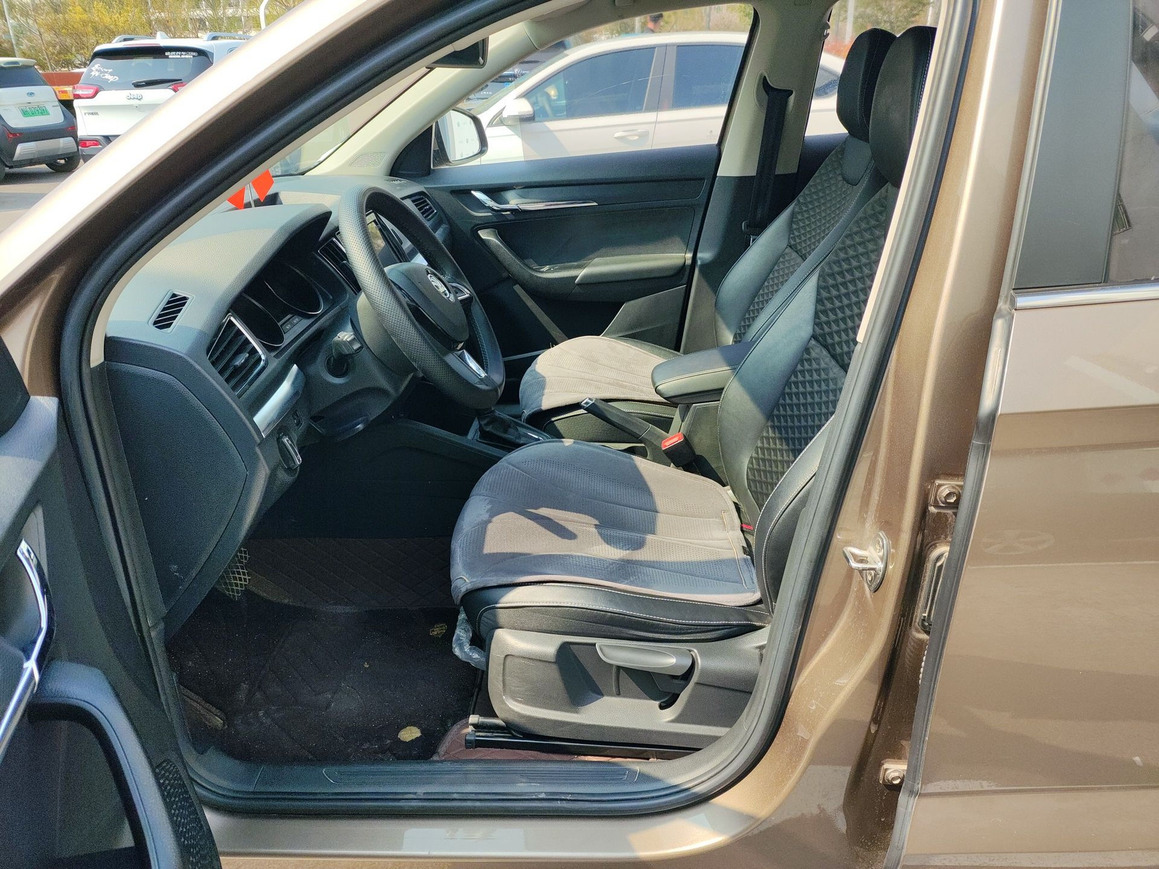 Переднее сиденье в автомобиле