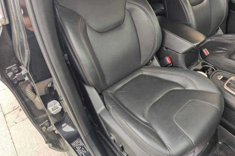 Used Jeep Cherokee 2016 2.0L Superior Edition Right Front Seat