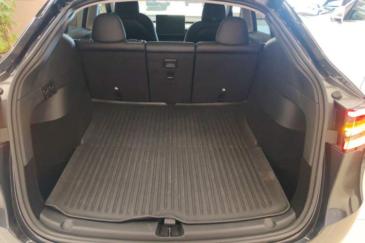 Used Tesla Model Y 2024 Long-Range All-Wheel-Drive Version