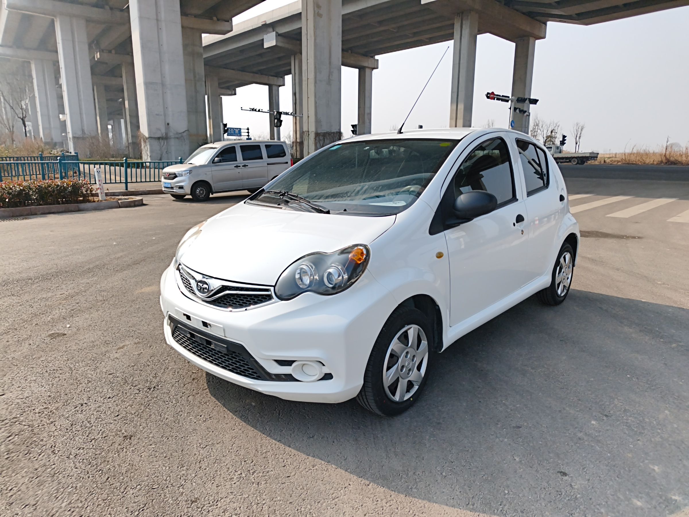 Под передней частью автомобиля