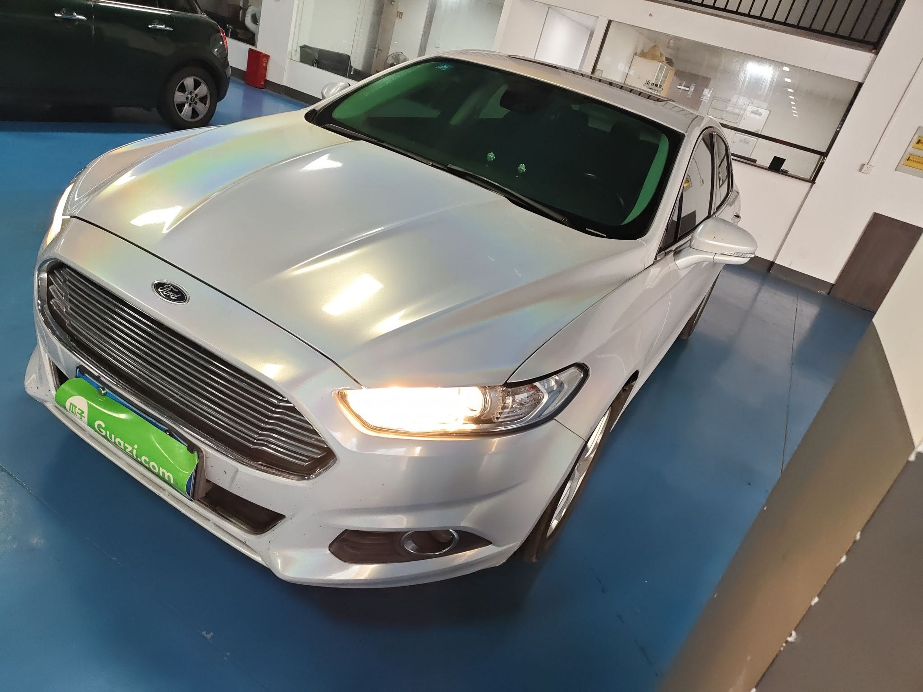 تحت مقدمة السيارة