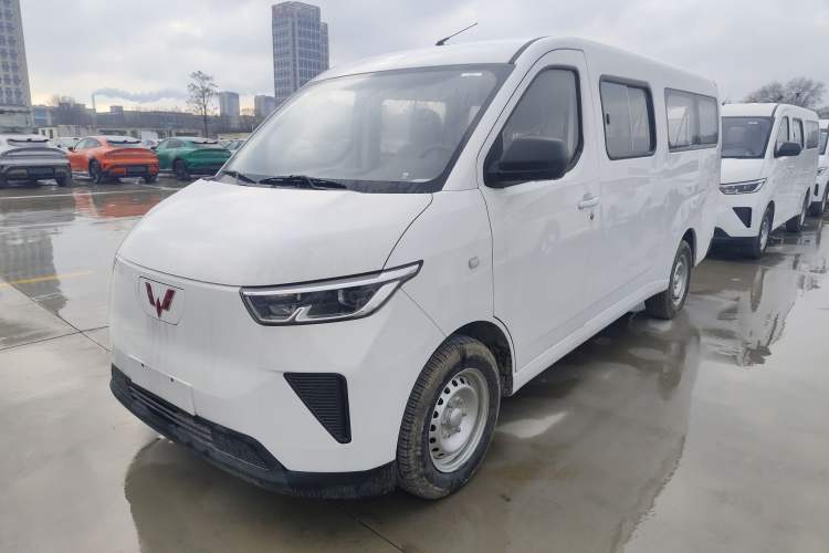 Used Wuling Yangguang 2024 300KM Comfort Version Passenger Van 75kW

