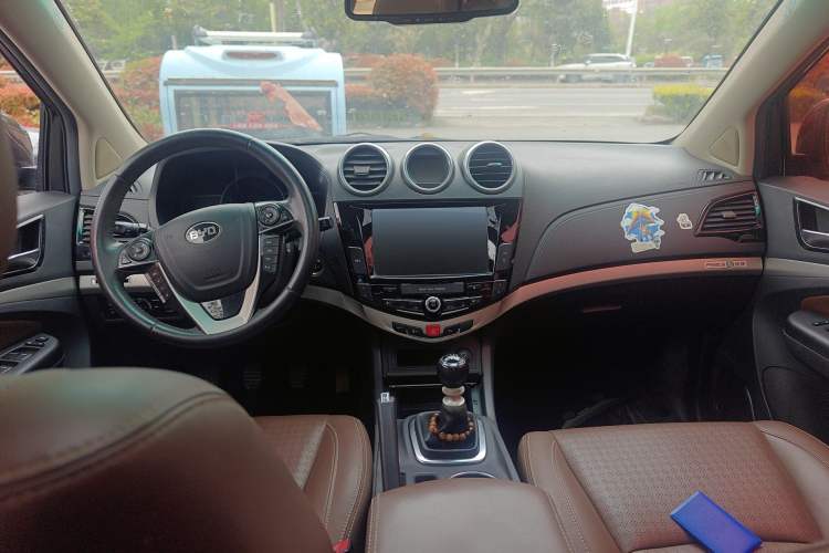 Used BYD S7 2016 1.5T Manual Luxury Edition Center Console