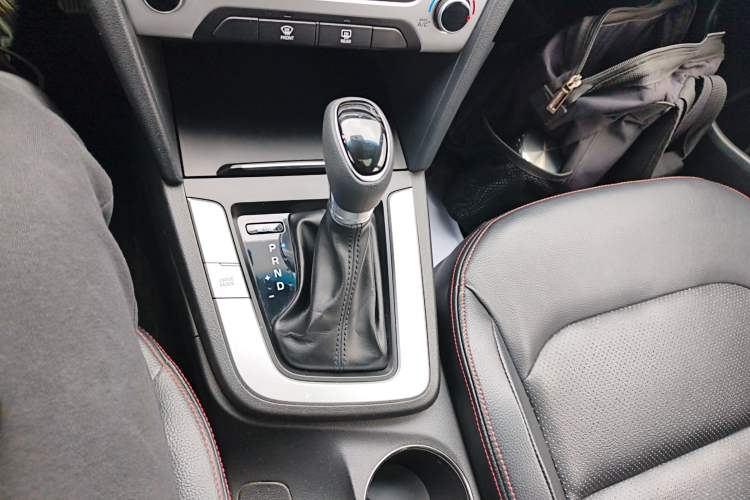 Used Hyundai Elantra (6th Generation / Lingdong) 2016 1.6L Automatic ZhiXuan – Elite Version Gear Lever