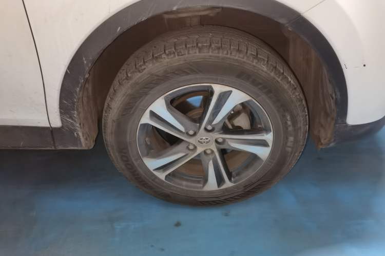 Used Toyota RAV4 2015 2.0L CVT Two-Wheel Drive Fashion Edition