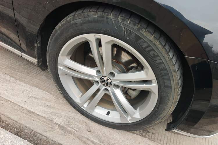 Used Volkswagen Magotan 2020 330TSI DSG Luxury Edition Right Front Wheel Hub