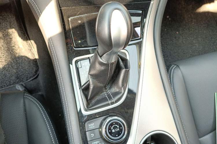 Used Infiniti Q50L 2016 2.0T Ambition Edition Gear Lever