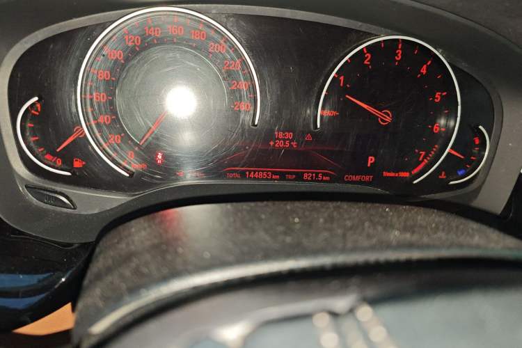 Used BMW 5 Series 2017 528Li xDrive Leading Model Odometer Close Up