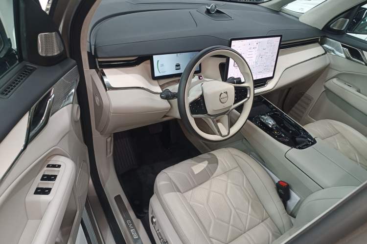 Used Volvo EM90 2025 Ultra Six-Seater