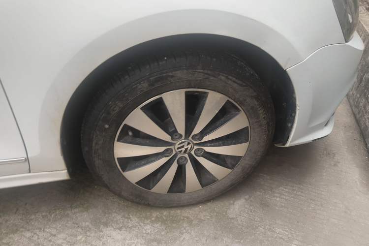 Used Volkswagen Sagitar 2018 1.6L Manual Comfort Model Right Front Wheel Hub