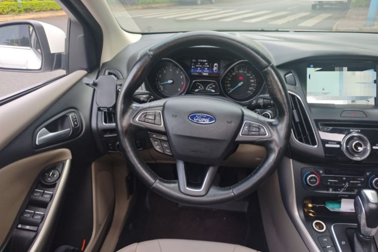 Used Ford Focus 2015 Sedan EcoBoost 180 Automatic Flagship Model Steering Wheel