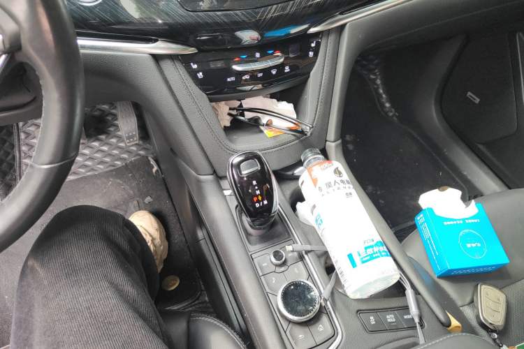 Used Cadillac XT6 2022 2.0T Six-Seater Four-Wheel Drive Luxury Version Gear Lever