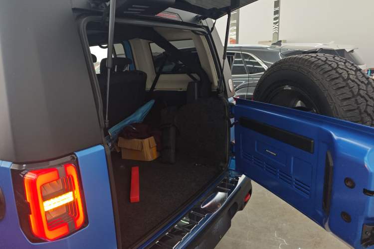 Used BAIC Off-Road BJ40 2021 2.0D Automatic Four-Wheel Drive Blade Hero Edition Pioneer Model Trunk