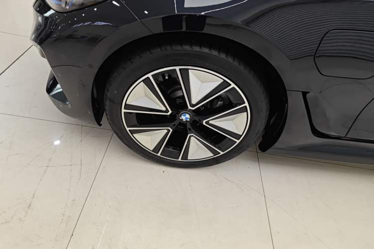 Used BMW i3 2025 eDrive 40 L Midnight Sports Package
