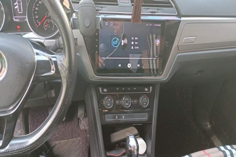 Used Volkswagen Touran 2016 Volkswagen Touran L 280TSI DSG Comfort Edition Audio And AC Panel