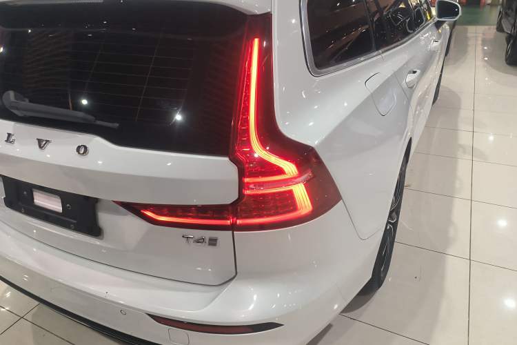 Used Volvo V60 2020 T4 Zhiyi Luxury Edition
